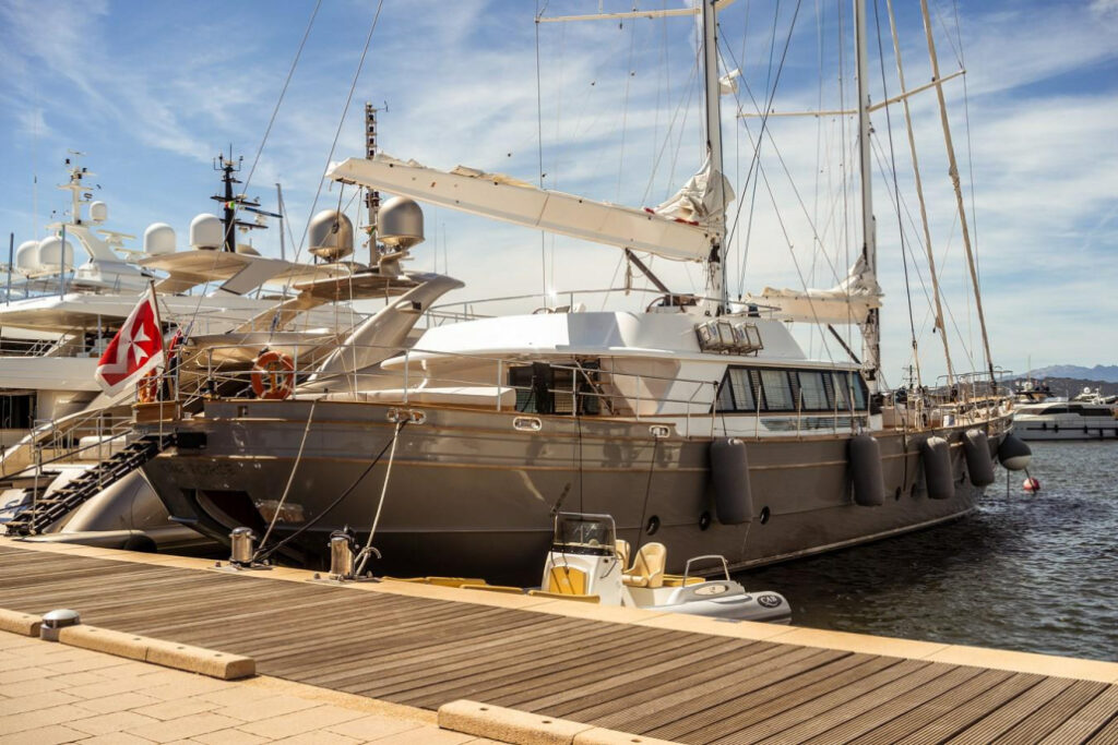 one-force_yacht_at-anchor-1030x687