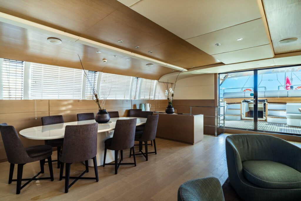 one-force_yacht_dining-table-1030x687