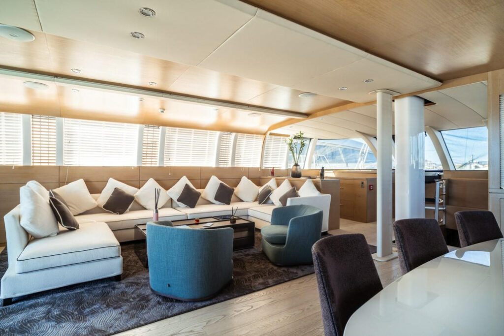 one-force_yacht_interior-1030x687