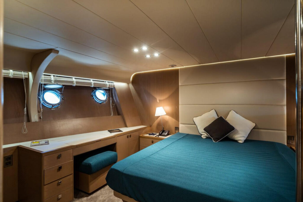 one-force_yacht_master-stateroom-1030x687